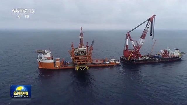 米博体育官网恩平20-4海上钻采平台与海底导管架对接成功