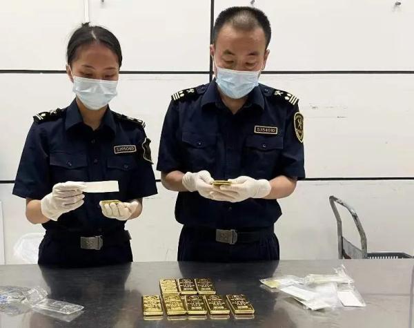 客车司机腰缠近20斤金块走私入境被深圳湾海关查米博体育官网获(图2)
