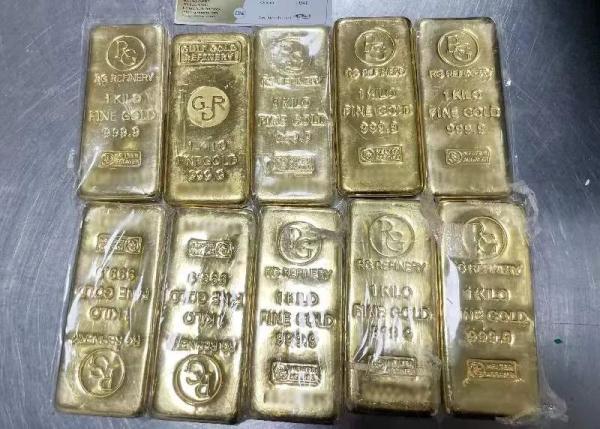 客车司机腰缠近20斤金块走私入境被深圳湾海关查米博体育官网获(图3)