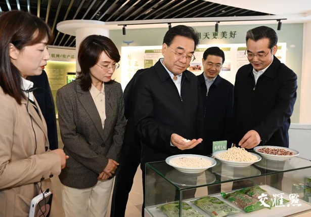 信长星在盱眙金湖调研时强调：坚持创新引领 促进区域协同 推动高质量发展高品质生活相得米博体育 米博平台益彰(图4)