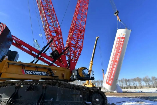米博体育平台中石油首台“大风车”！请来三一800吨大吊车！(图2)