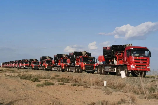 米博体育平台中石油首台“大风车”！请来三一800吨大吊车！(图3)